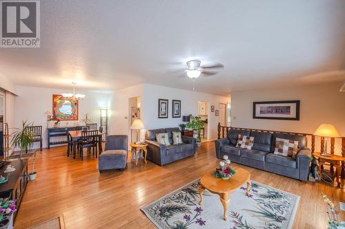 18 Heather Place, Osoyoos, BC - Indoor Photo Showing Living Room