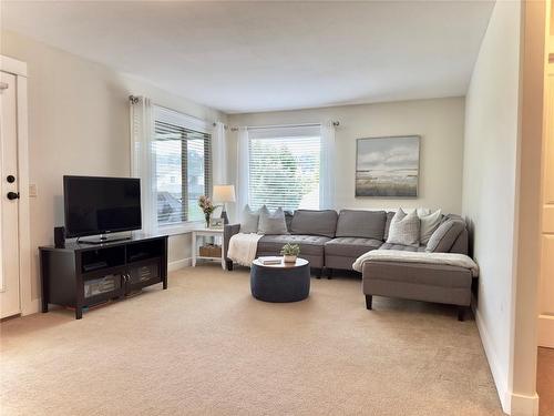 207-3350 Woodsdale Road, Lake Country, BC - Indoor Photo Showing Living Room