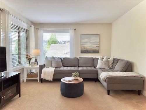 207-3350 Woodsdale Road, Lake Country, BC - Indoor Photo Showing Living Room
