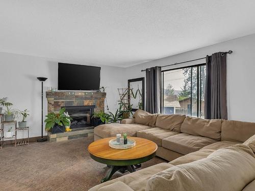 3331 Gates Court, West Kelowna, BC - Indoor Photo Showing Living Room With Fireplace