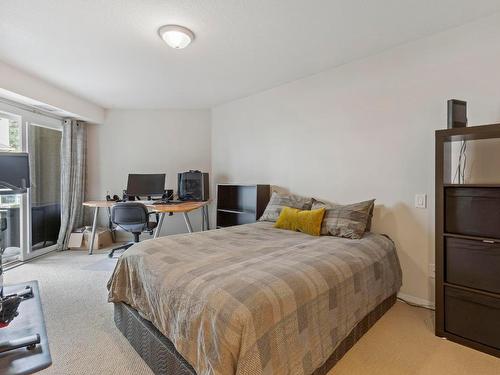 102-980 Dilworth Drive, Kelowna, BC - Indoor Photo Showing Bedroom