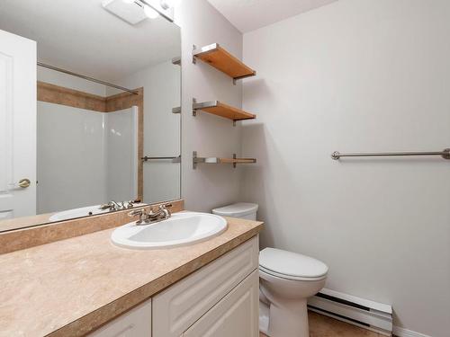 102-980 Dilworth Drive, Kelowna, BC - Indoor Photo Showing Bathroom