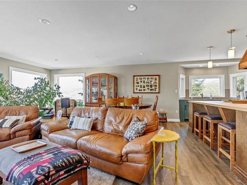 6524 Apollo Road, Vernon, BC - Indoor Photo Showing Living Room