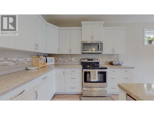 2130 Lawrence Avenue, Penticton, BC - Indoor Photo Showing Kitchen