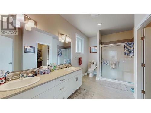 2130 Lawrence Avenue, Penticton, BC - Indoor Photo Showing Bathroom