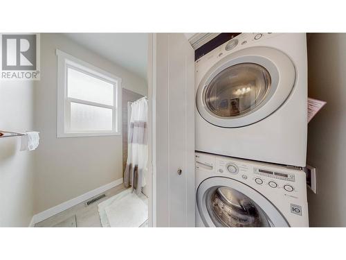 2130 Lawrence Avenue, Penticton, BC - Indoor Photo Showing Laundry Room