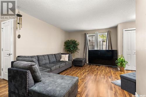 81 5043 James Hill Road, Regina, SK - Indoor Photo Showing Living Room