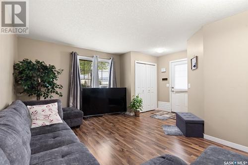81 5043 James Hill Road, Regina, SK - Indoor Photo Showing Living Room