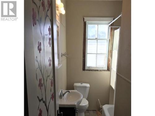 8127 99 Avenue, Fort St. John, BC - Indoor Photo Showing Bathroom