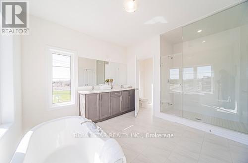 72 Weslock Crescent, Aurora, ON - Indoor Photo Showing Bathroom