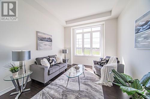 72 Weslock Crescent, Aurora, ON - Indoor Photo Showing Living Room