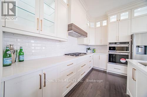 72 Weslock Crescent, Aurora, ON - Indoor Photo Showing Kitchen With Upgraded Kitchen