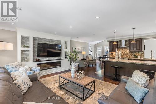 22 Artesian Avenue, East Gwillimbury, ON - Indoor Photo Showing Living Room