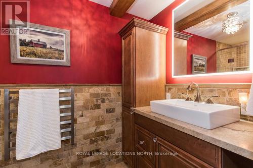 1 Erie Street, Clearview, ON - Indoor Photo Showing Bathroom