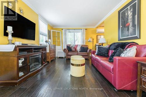1 Erie Street, Clearview, ON - Indoor Photo Showing Living Room