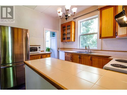 129 Maple Street, Revelstoke, BC - Indoor Photo Showing Kitchen With Double Sink
