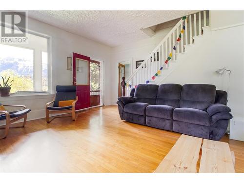 129 Maple Street, Revelstoke, BC - Indoor Photo Showing Living Room