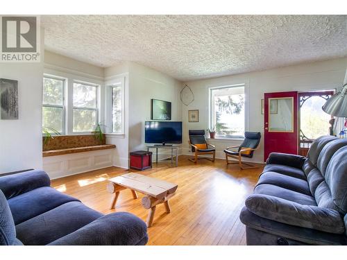 129 Maple Street, Revelstoke, BC - Indoor Photo Showing Living Room