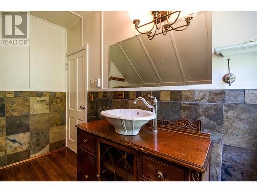 129 Maple Street, Revelstoke, BC - Indoor Photo Showing Bathroom
