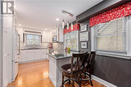17 Croxton Road W, London, ON - Indoor Photo Showing Kitchen With Upgraded Kitchen
