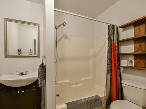 Bathroom - 200 Rue Du Sentier-De-La-Tanière, Sainte-Adèle, QC - Indoor Photo Showing Bathroom