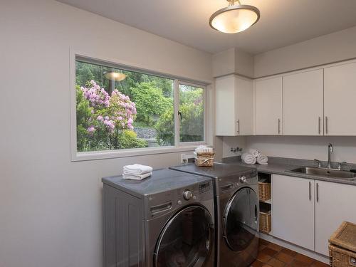 9600 Ardmore Dr, North Saanich, BC - Indoor Photo Showing Laundry Room