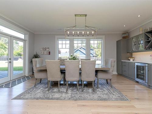 686 Wain Rd, North Saanich, BC - Indoor Photo Showing Dining Room
