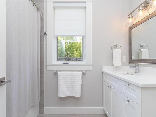 686 Wain Rd, North Saanich, BC - Indoor Photo Showing Bathroom