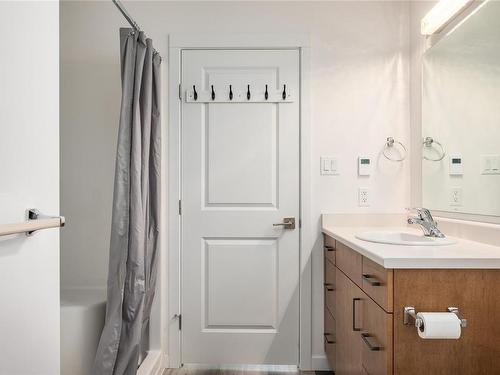 1623 Roberta Rd South, Nanaimo, BC - Indoor Photo Showing Bathroom