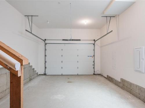 1623 Roberta Rd South, Nanaimo, BC - Indoor Photo Showing Garage