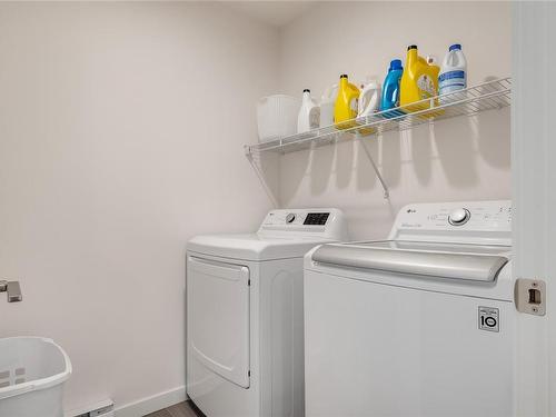 1623 Roberta Rd South, Nanaimo, BC - Indoor Photo Showing Laundry Room