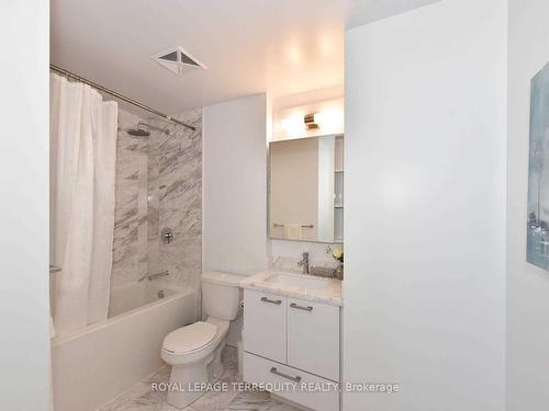 2109-2221 Yonge St, Toronto, ON - Indoor Photo Showing Bathroom