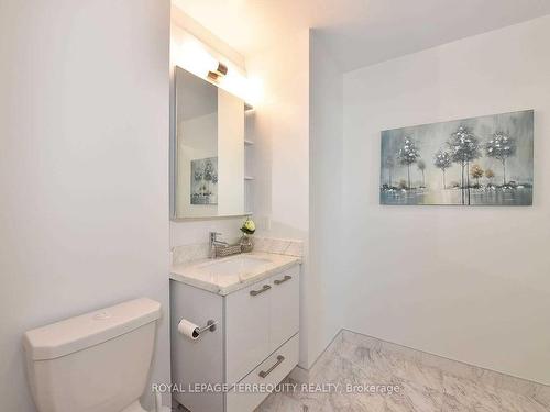 2109-2221 Yonge St, Toronto, ON - Indoor Photo Showing Bathroom