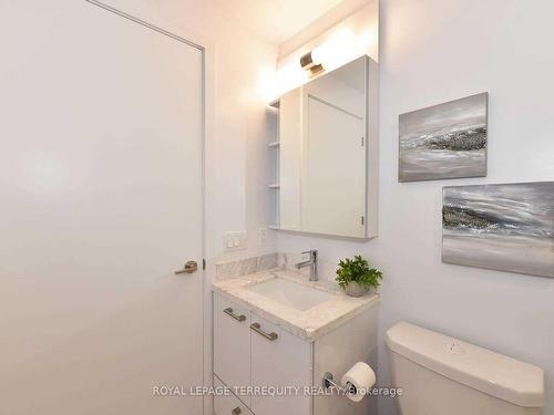 2109-2221 Yonge St, Toronto, ON - Indoor Photo Showing Bathroom