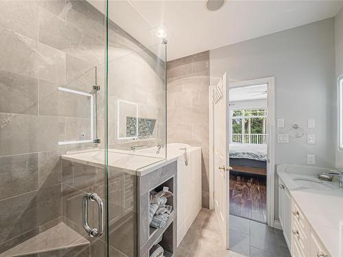 1355 Gambier Pl, Parksville, BC - Indoor Photo Showing Bathroom