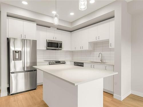 208-140 Jensen Ave West, Parksville, BC - Indoor Photo Showing Kitchen With Upgraded Kitchen