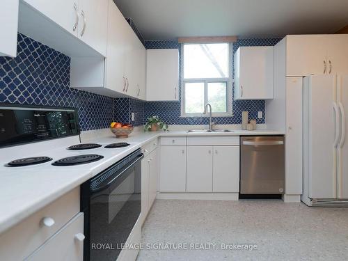R1-4-60 Pavane Linkway, Toronto, ON - Indoor Photo Showing Kitchen With Double Sink