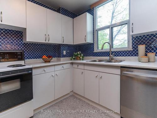 R1-4-60 Pavane Linkway, Toronto, ON - Indoor Photo Showing Kitchen With Double Sink