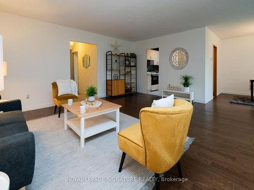 R1-4-60 Pavane Linkway, Toronto, ON - Indoor Photo Showing Living Room