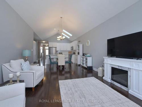 63 Summerhill Dr, New Tecumseth, ON - Indoor Photo Showing Living Room