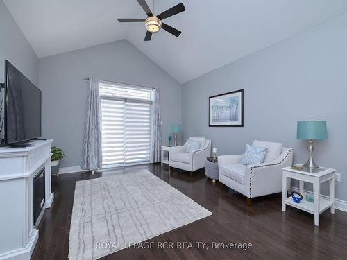 63 Summerhill Dr, New Tecumseth, ON - Indoor Photo Showing Bedroom