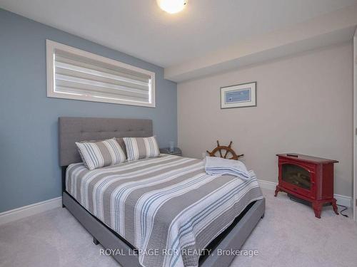 63 Summerhill Dr, New Tecumseth, ON - Indoor Photo Showing Bedroom