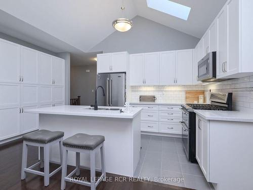 63 Summerhill Dr, New Tecumseth, ON - Indoor Photo Showing Kitchen With Upgraded Kitchen