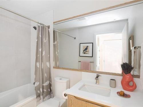 205-1201 Fort St, Victoria, BC - Indoor Photo Showing Bathroom