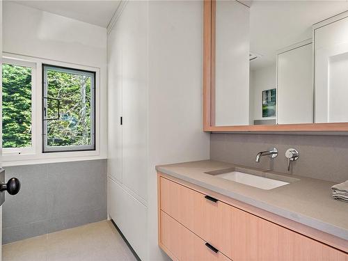 1271 Mt. Newton Cross Rd, Central Saanich, BC - Indoor Photo Showing Bathroom