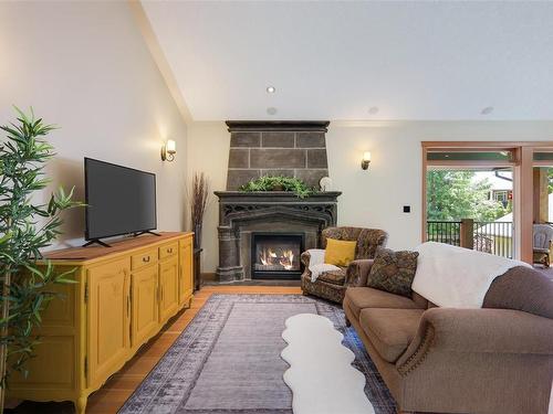 2647 Courtney Way, Shawnigan Lake, BC - Indoor Photo Showing Living Room With Fireplace