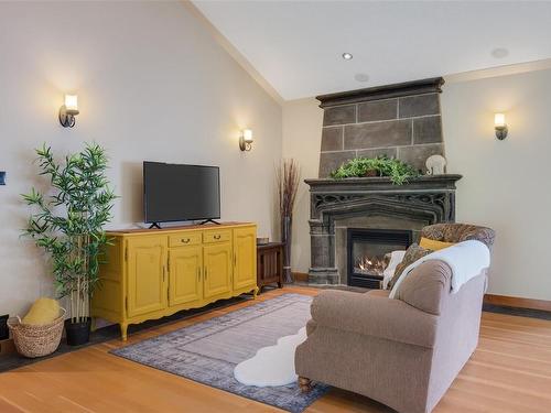 2647 Courtney Way, Shawnigan Lake, BC - Indoor Photo Showing Living Room With Fireplace
