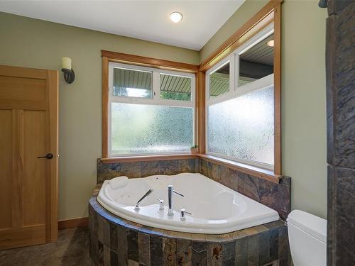 2647 Courtney Way, Shawnigan Lake, BC - Indoor Photo Showing Bathroom