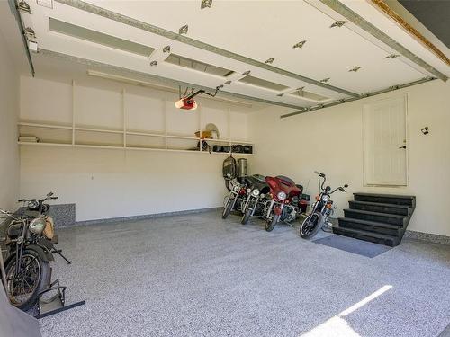 2647 Courtney Way, Shawnigan Lake, BC - Indoor Photo Showing Garage