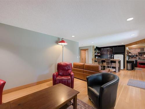 2647 Courtney Way, Shawnigan Lake, BC - Indoor Photo Showing Living Room